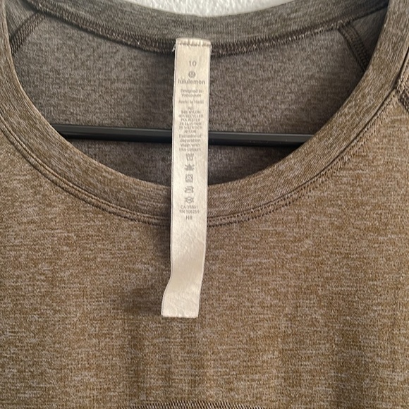 Lululemon Swiftly Tech Short Sleeve 2.0 Size 10 - Picture 7 of 7